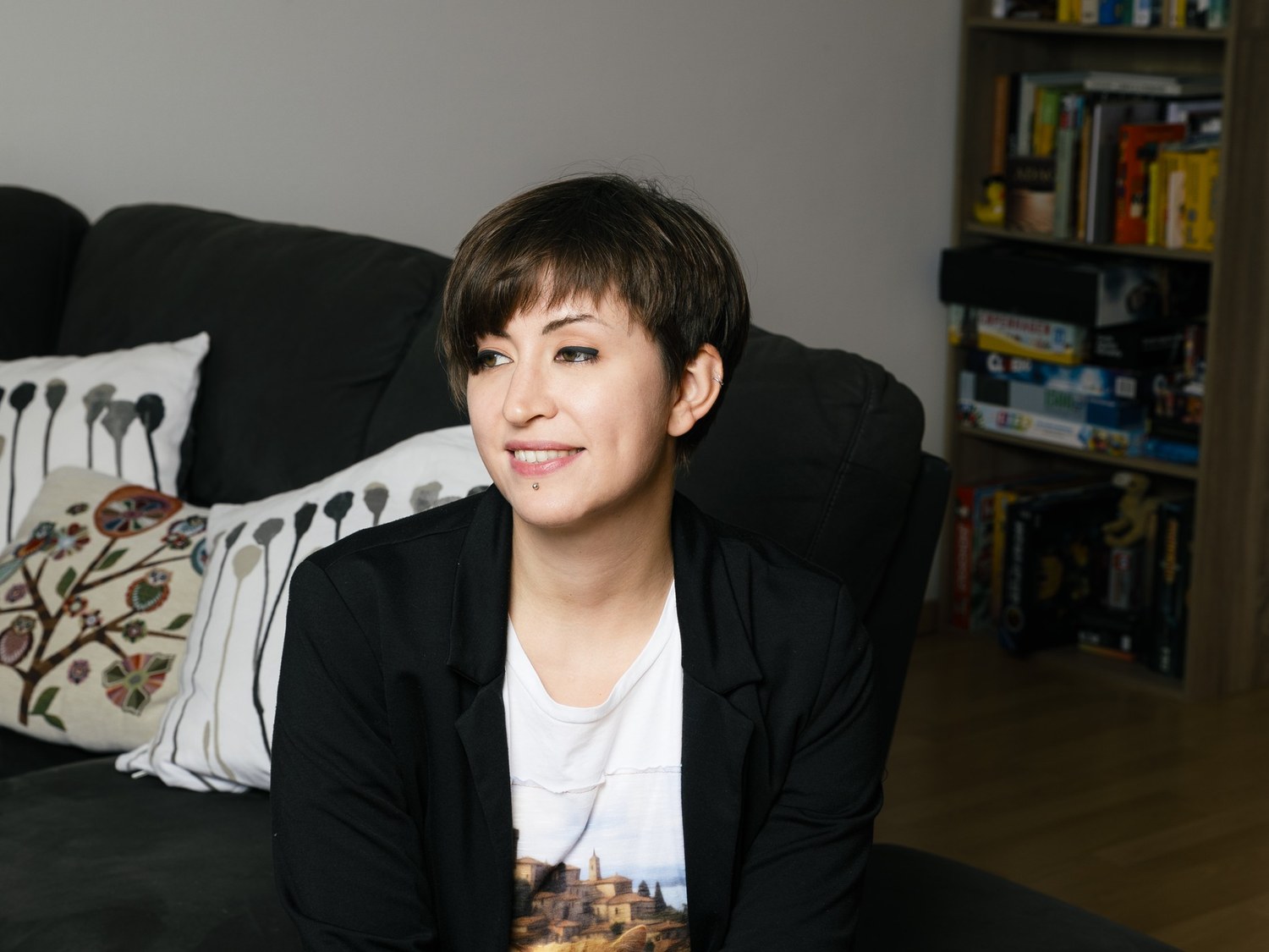 Giulia Vichi seduta sul divano
