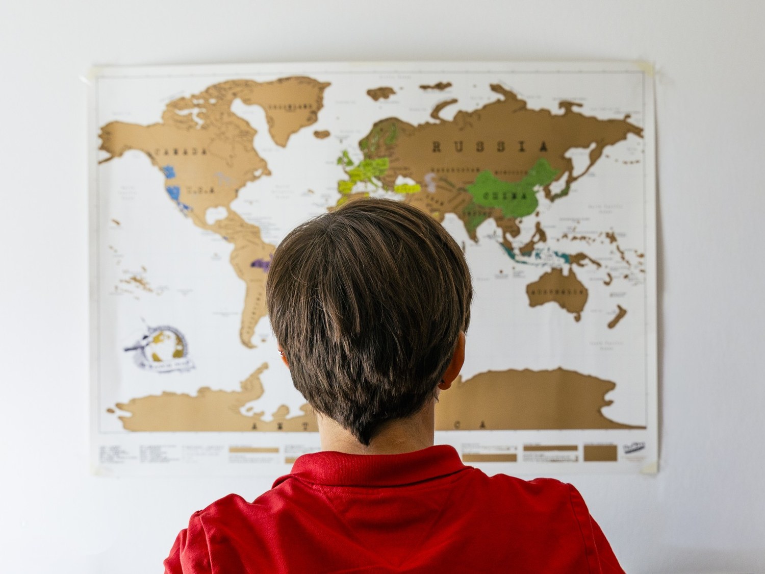Giulia Vichi looking at a world map